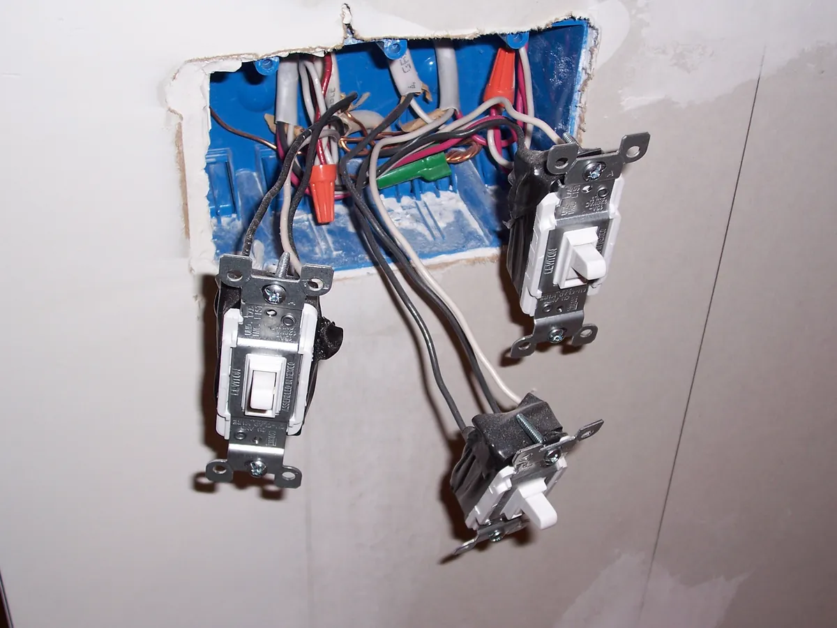 Interruptores de luz con el cableado eléctrico a la vista durante una instalación