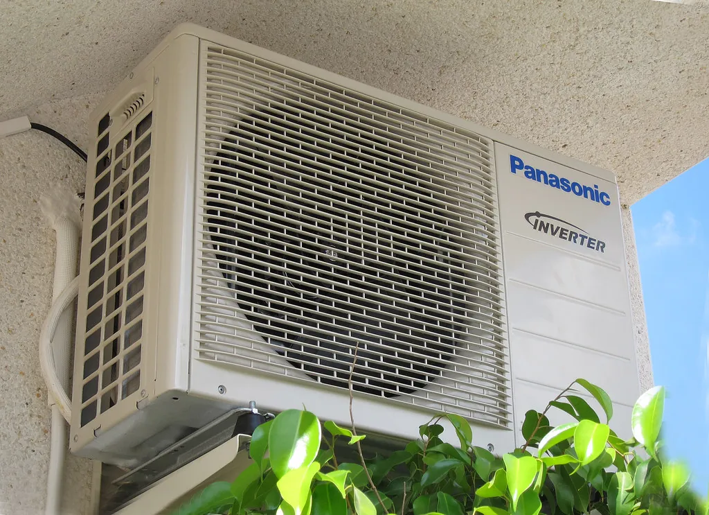 Unidad exterior de aire acondicionado instalada en una fachada